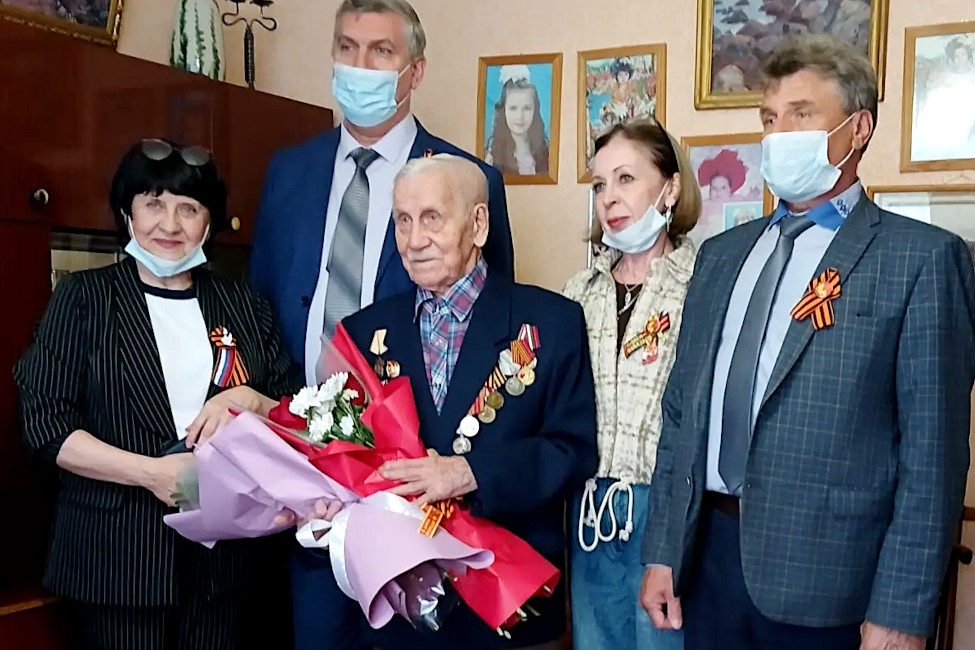 Поздравление ветерана Великой Отечественной войны Леонида Васильевича Коноплева