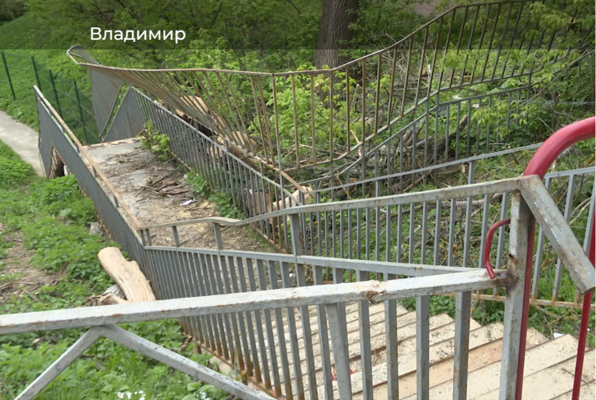 Во Владимире жители улицы Муромская жалуются на сломанную лестницу