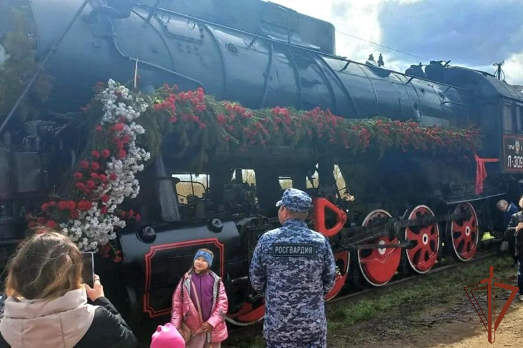 В Удмуртии росгвардейцы обеспечили безопасность во время прибытия «Поезда Победы» (видео)