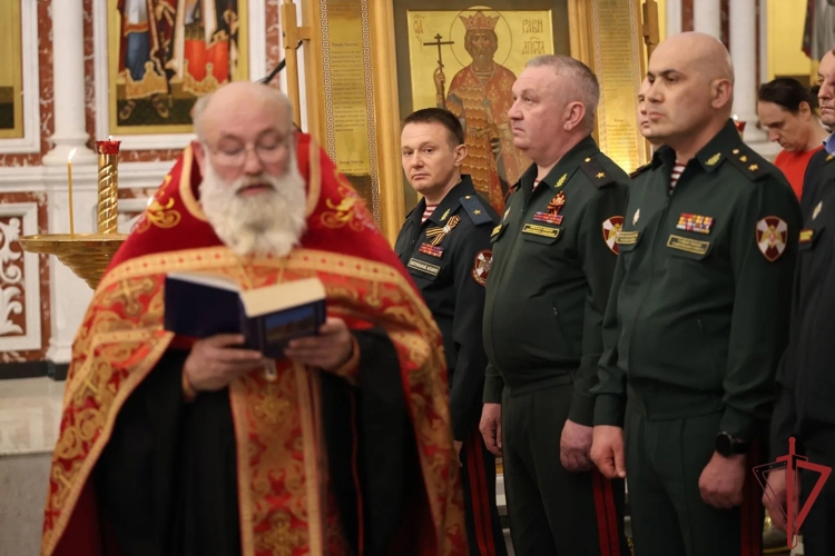 Благодарственный молебен с крестным ходом состоялся в Главном храме Росгвардии в преддверии Дня Победы (видео)