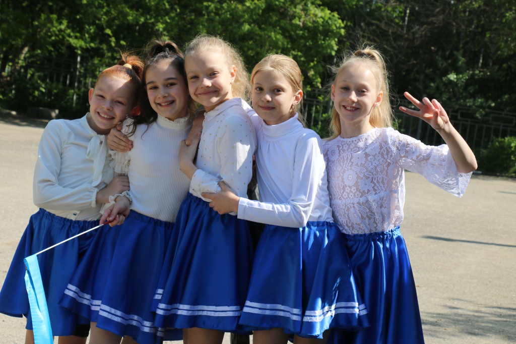 Школа 18 новомосковск. Танец для выступления в лагере. Школьники с российским флагом. Флаг летнего лагеря. Кто такие дети солнца община.