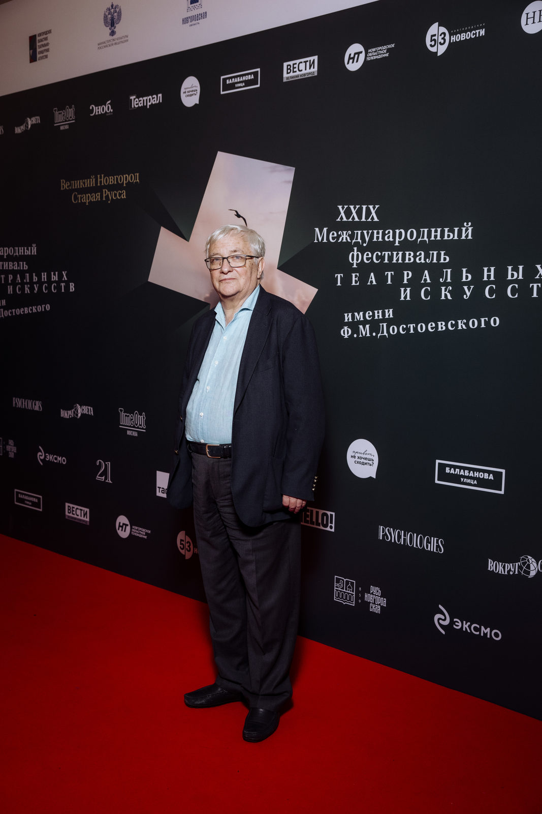 На подмостках: Юлия Хлынина, Олеся Судзиловская и Михаил Пореченков