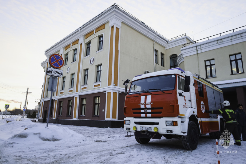 В Омске сотрудники МЧС России посетили театр «Галерка» с профилактическим визитом