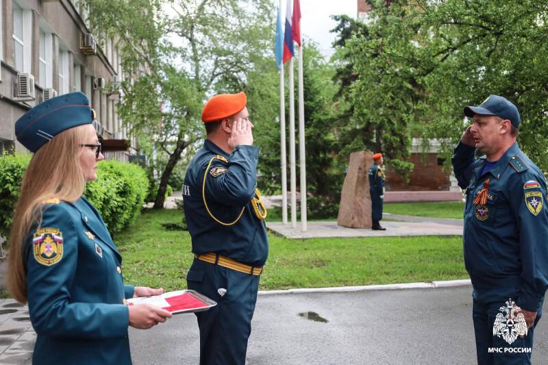 Сотрудники МЧС Омской области получили награды в День Победы