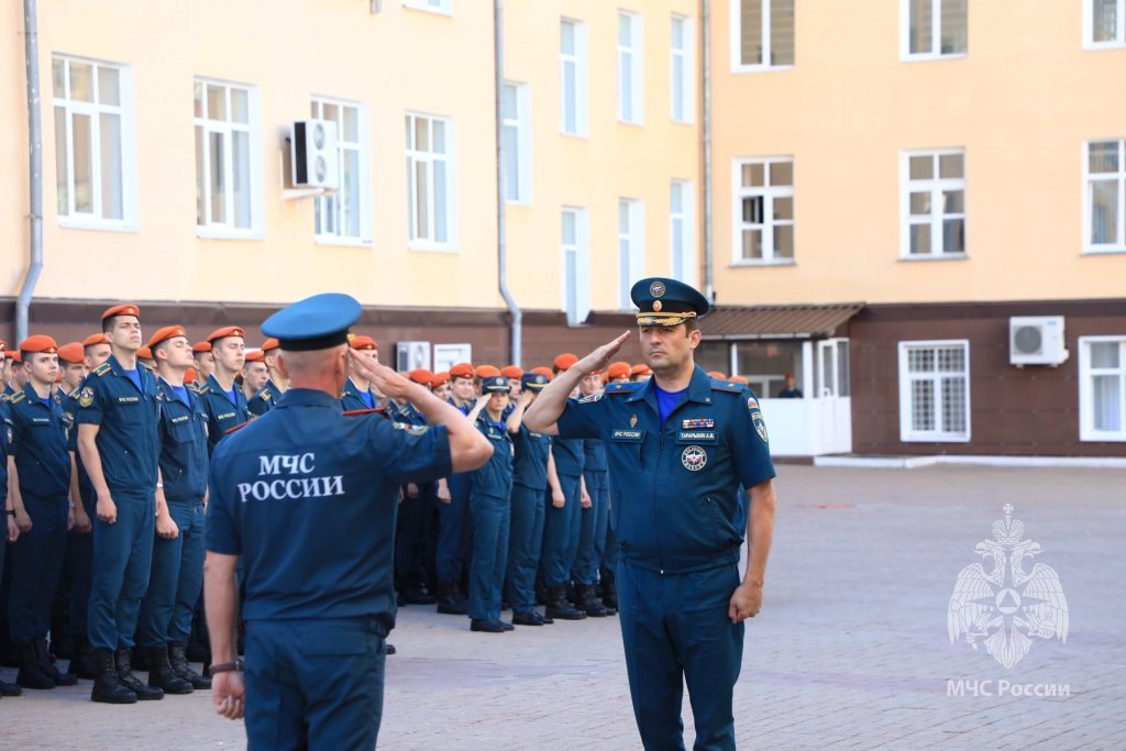 Начальник института вручил награды личному составу.