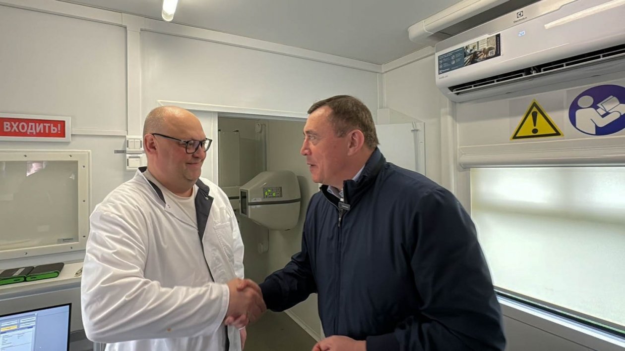 Работу мобильного рентгена в Курильском районе проверил губернатор Валерий Лимаренко