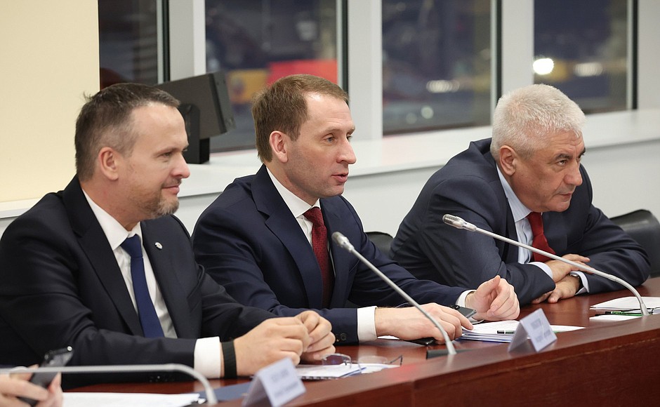 Министр транспорта Андрей Никитин (слева), Министр природных ресурсов и экологии Андрей Козлов, Министр внутренних дел Владимир Колокольцев перед началом совещания по вопросам развития автономных систем.