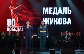 На торжественном концерте к юбилею Великой Победы Алексей Текслер вручил награды героям спецоперации и волонтерам