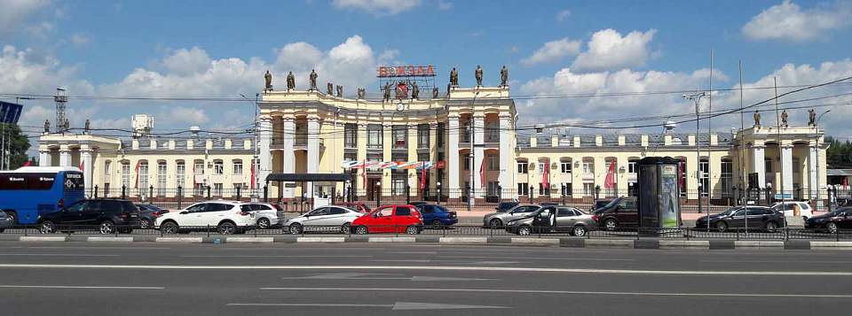 Фигуры на вокзале «Воронеж-1» сравнили с истуканами острова Пасхи