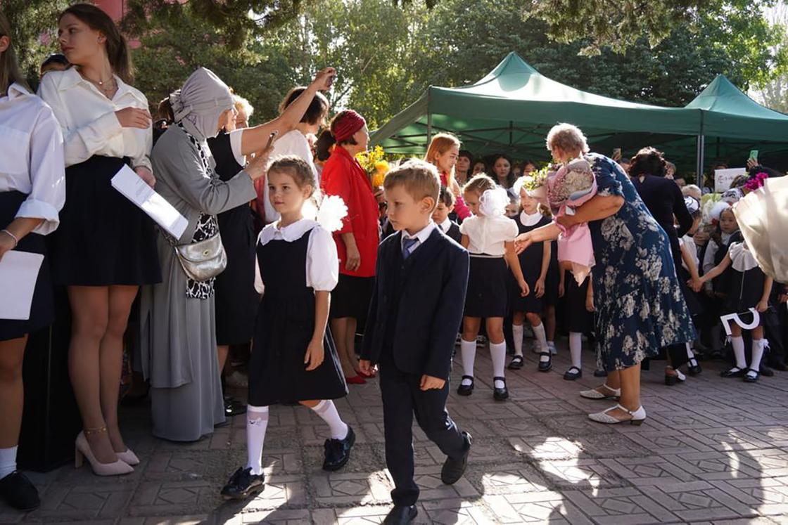 Школа сходить. Линейка в школе. Дети на линейке в школе. Первый звонок в школе. Линейка для детей.