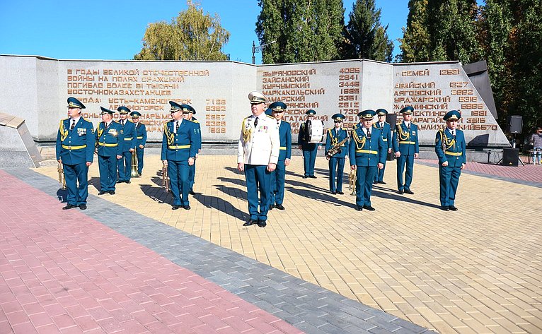 Делегация Совета Федерации приняла участие в возложении цветов к мемориальному комплексу погибших воинов и героев Великой Отечественной войны «Победа»