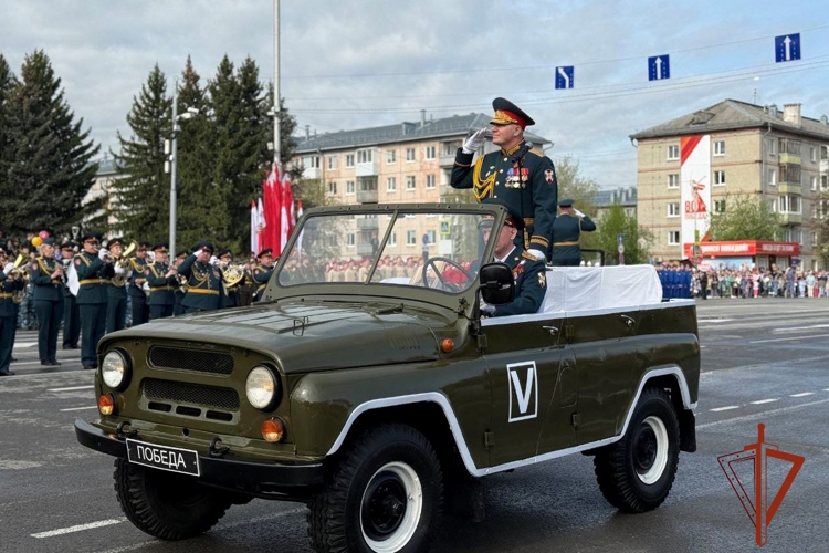 Командир Северского соединения Росгвардии принял праздничный парад в честь юбилея Великой Победы (видео)