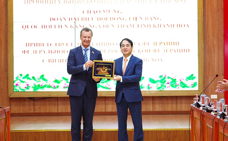 Делегация Совета Федерации во главе с первым заместителем Председателя СФ Андреем Яцкиным в рамках визита во Вьетнам встретились с руководством Народного комитета провинции Кханьхоа