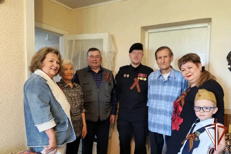 В Свердловской области сотрудники Росгвардии навестили ветеранов