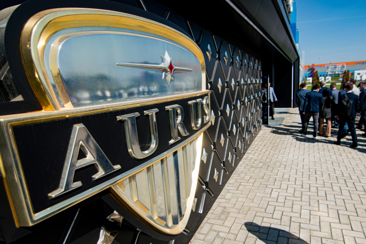 «Первый проект — производство автомобилей класса люкс в Елабуге, его необходимо выводить на бо́льшую серийность. Второй — развитие производства премиальных автомобилей. Это как раз то, что предполагает план развития на площадке в Шушарах»