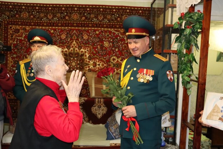 Северские росгвардейцы провели мини-парад под окнами ветерана ВОВ