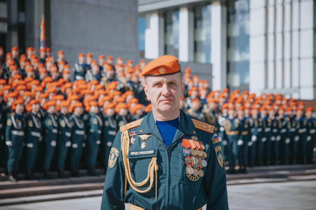 Поздравление начальника Уральского института ГПС МЧС России с 80-летием Победы