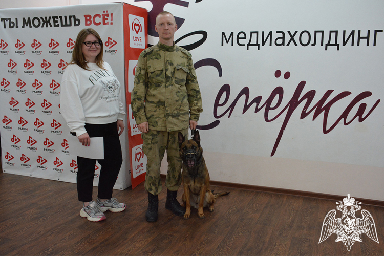 Кинолог Уральского округа Росгвардии и его служебная собака стали гостями прямого эфира тюменского «Радио 7»