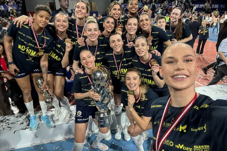 Арина Федоровцева с кубком 