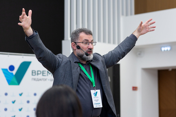 Аркадий Цукер - консультант по стратегическому мышлению, методолог, бизнес-тренер, управляющий партнёр «Центра Стратегического Консалтинга», научный руководитель Университета Мышления.