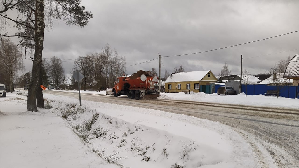 В Унече для расчистки дорог от снега задействовали 16 единиц спецтехники