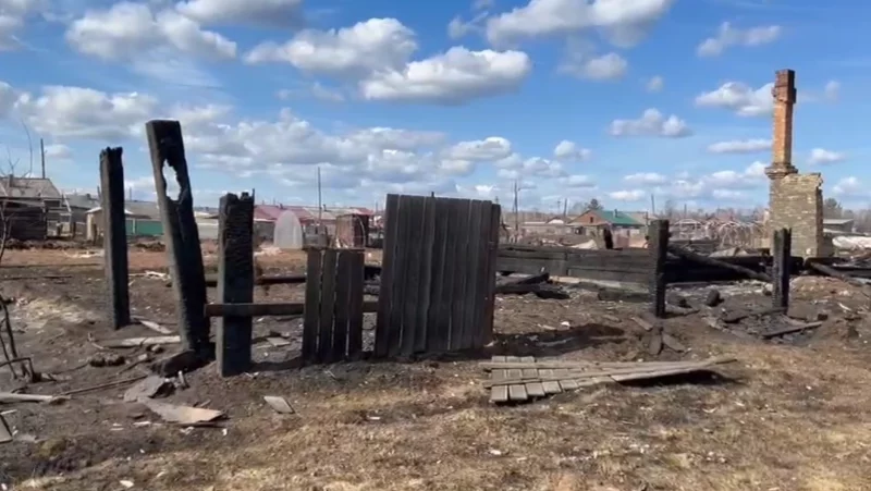 На месте десятков домов и хозяйственных построек осталось пепелище.