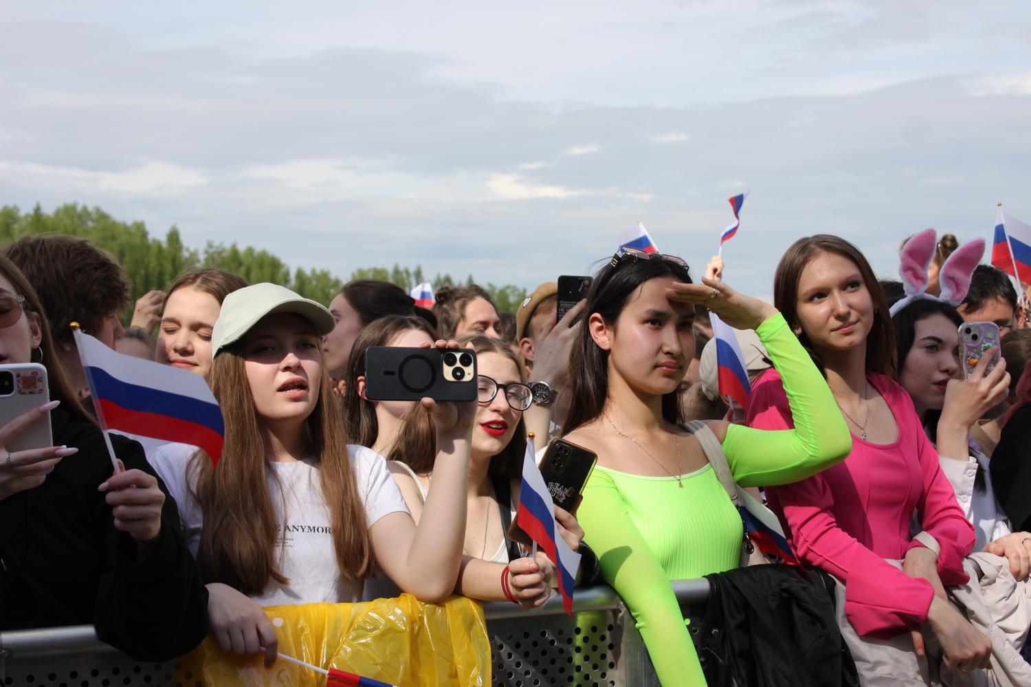 Фото В Красноярске прошел VK Fest: 67 ярких фото артистов из зрителей 19