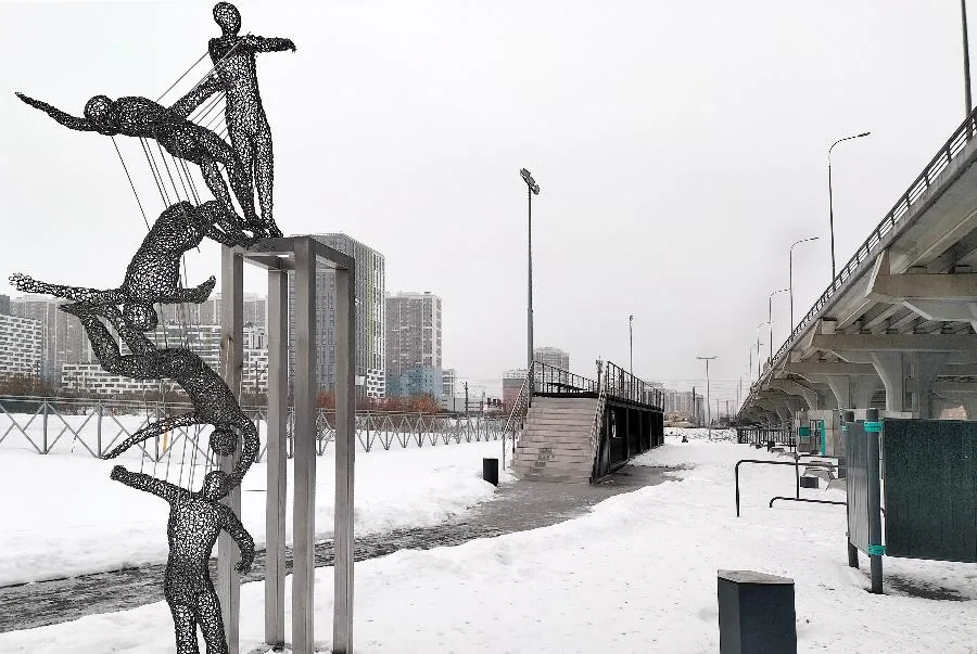 На спортивной площадке под Дунайским путепроводом открылась новая скульптура | ФОТО АВТОРА