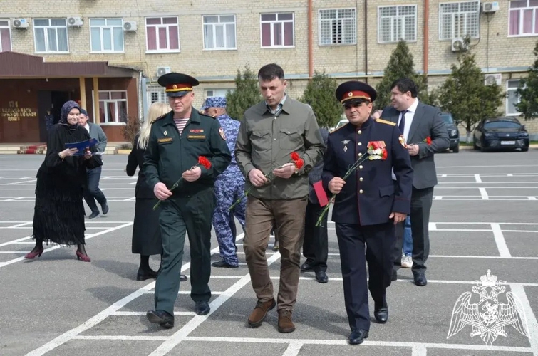 В специальном моторизованном полку махачкалинского соединения прошло торжественное мероприятие, приуроченное к юбилею ведомства