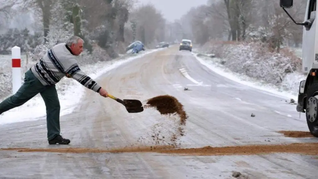Лёд на дорогах Латвии — сколько это продлится?