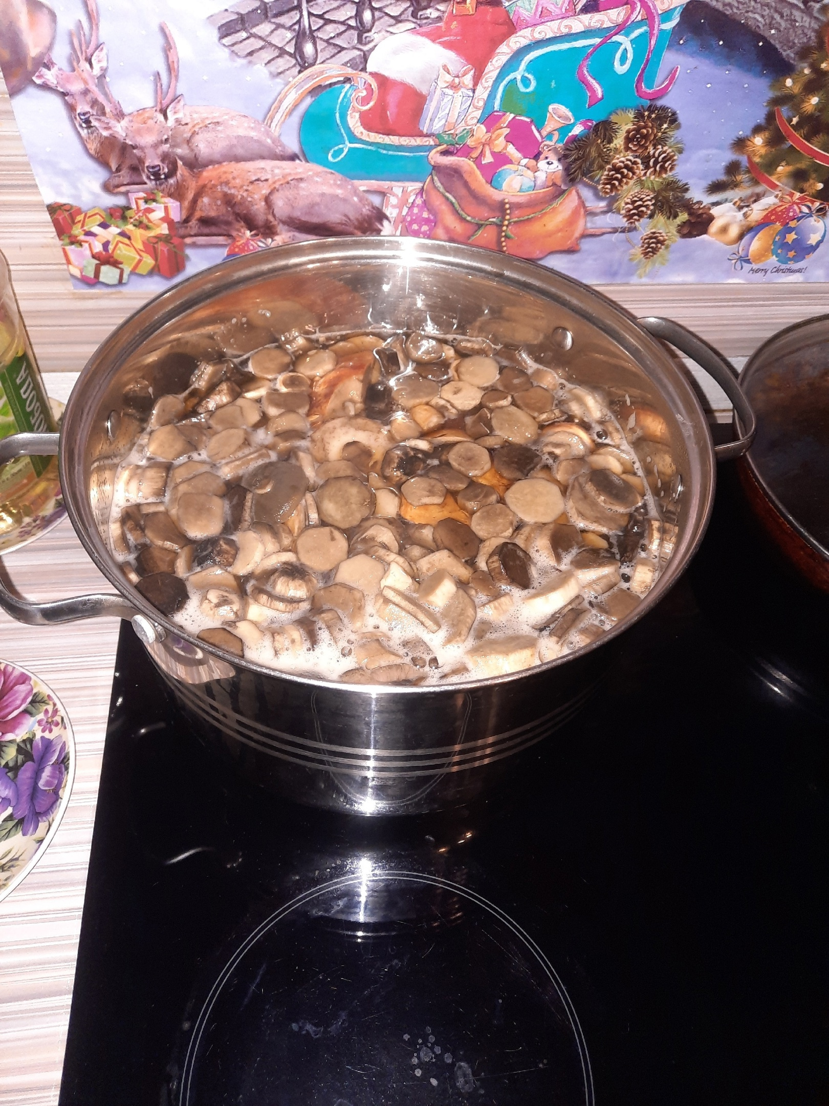 После сбора грибы чистят, варят. Часть — замораживают на зиму