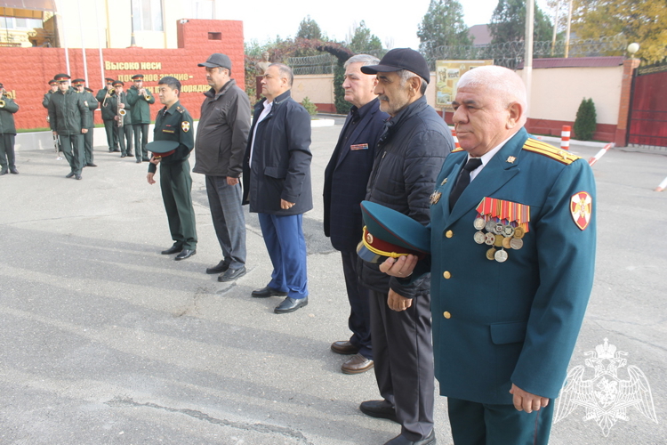 Командир махачкалинского соединения Росгвардии поздравил ветеранов службы с праздником