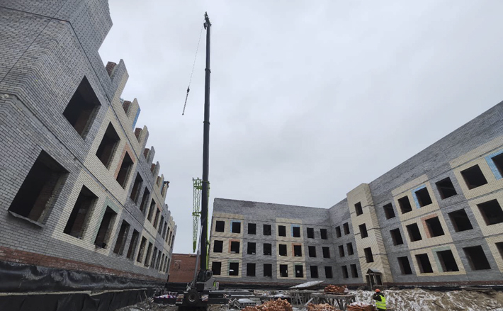 В Татарске ускоренными темпами строится новая школа на 500 мест. «Возведение нового здания школы на особом контроле областного правительства. Сегодня объект находится в активной стадии строи­тельства. Главная задача этого года — закрыть тепловой контур и подключить объект к системе теплоснабжения — будет выполнена. Это позволит предстоящей зимой вести отделочные работы», — отметил первый замминистра строительства региона Дмитрий Тимонов. Школу строят по госпрограмме «Развитие образования Новосибирской области». Фото: пресс-служба правительства Новосибирской области