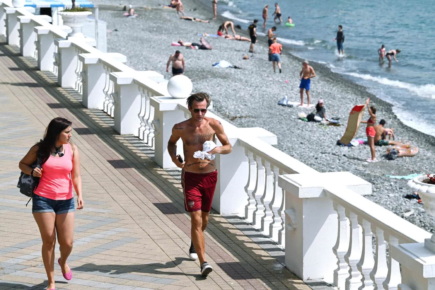 Иностранцы в сочи. Сочи набережная Сочи 2022. Сочи пляж. Туристы в Сочи. Отдыхающие на набережной Сочи.