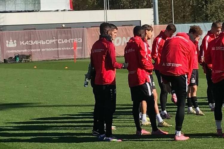 Андерсон Арройо (крайний слева) уже утеплился