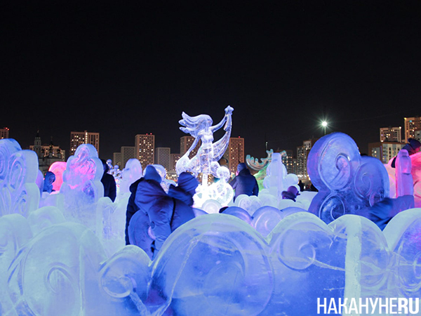 Каток в академическом екатеринбург. Ледовый городок академический. Городок ледовый 300 лет екатеринбург. Парк хаус ледяной городок. Каток екб преображенский парк.