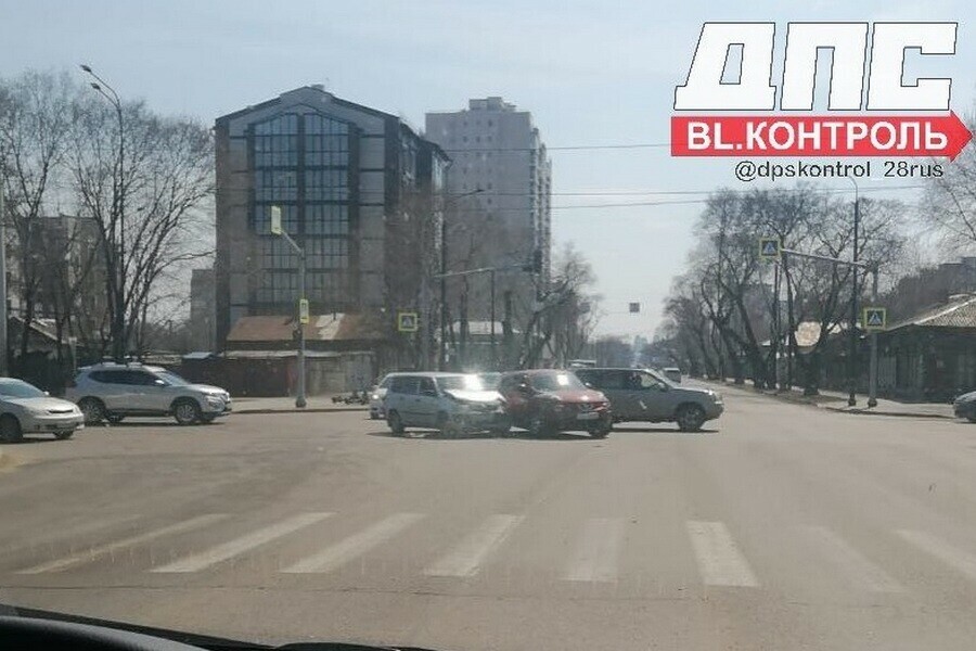 Второй день подряд бьются авто на Мухина Горького в Благовещенске снова столкнулись машины 