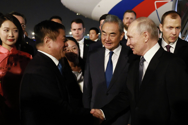 Владимир Путин, посол КНР в России Чжан Ханьхуэй (слева), министр иностранных дел КНР Ван И (в центре), 19 мая 2026 года