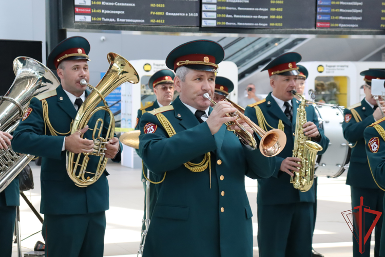 Музыканты Росгвардии выступили в аэропорту г. Хабаровска