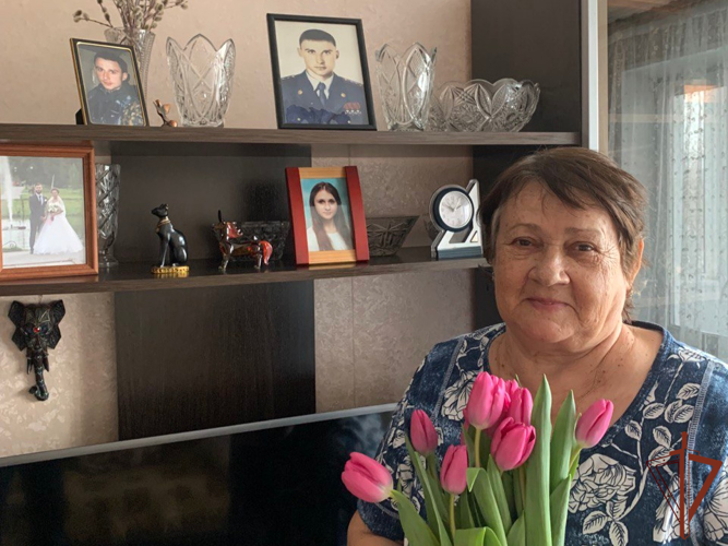 Росгвардейцы Сибирского округа поздравили матерей, вдов и дочерей погибших сослуживцев с 8 марта