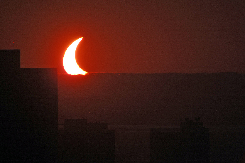 Кольцеобразное солнечное затмение фото