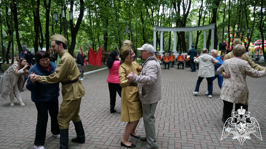 Военный оркестр Росгвардии принял участие в акции «Танцующий май» в Брянске (ВИДЕО)
