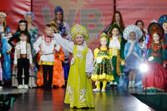 Участницы выступали на конкурсе в разных образах - в том числе и в национальных костюмах.