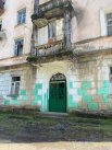 В некоторых домах еще живут люди, которым не нравится назойливый интерес туристов