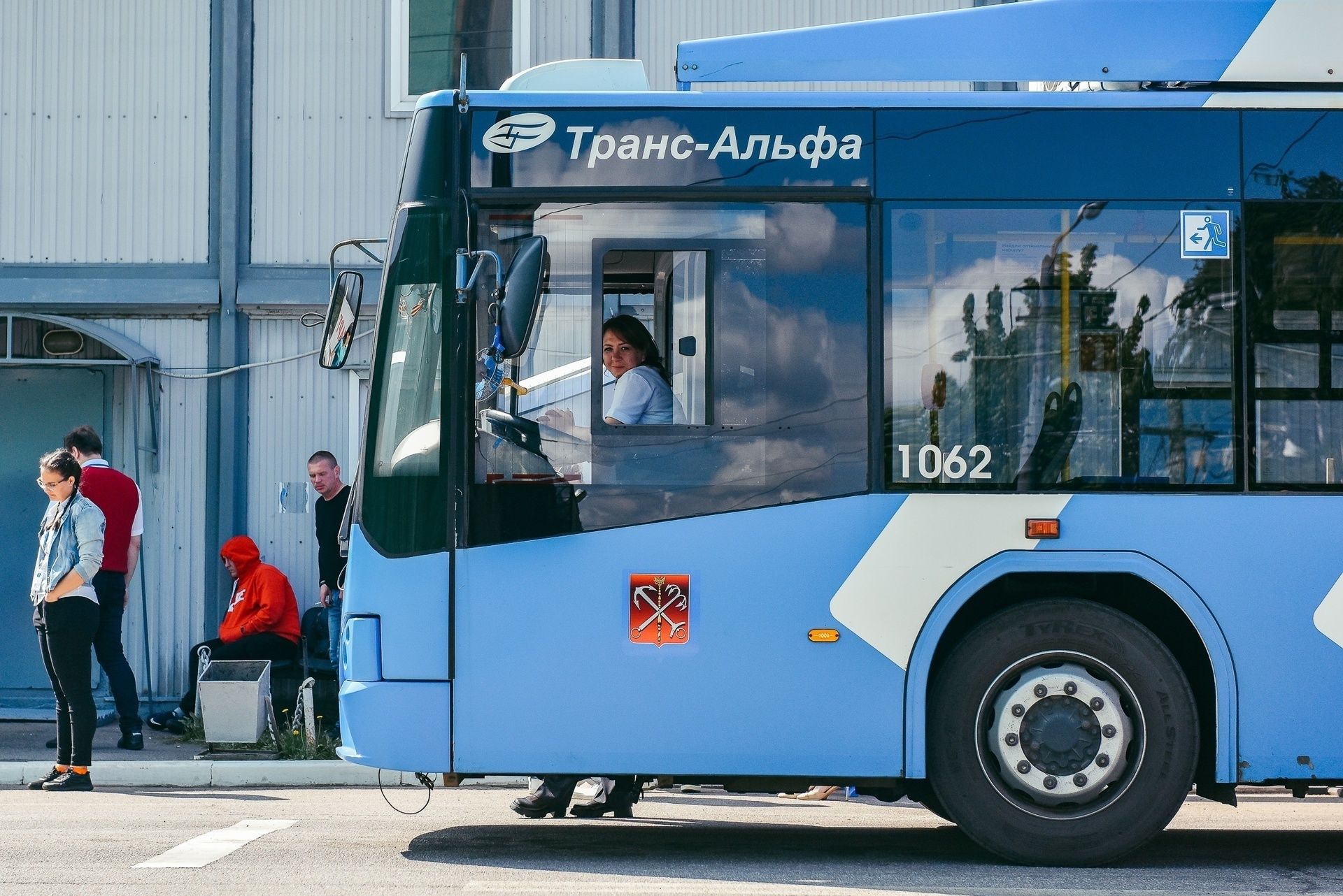 Водитель троллейбуса санкт петербург. Троллейбус 1078 СПБ. Троллейбус 1017 СПБ. 1092 Троллейбус СПБ. Коты и троллейбус в СПБ.