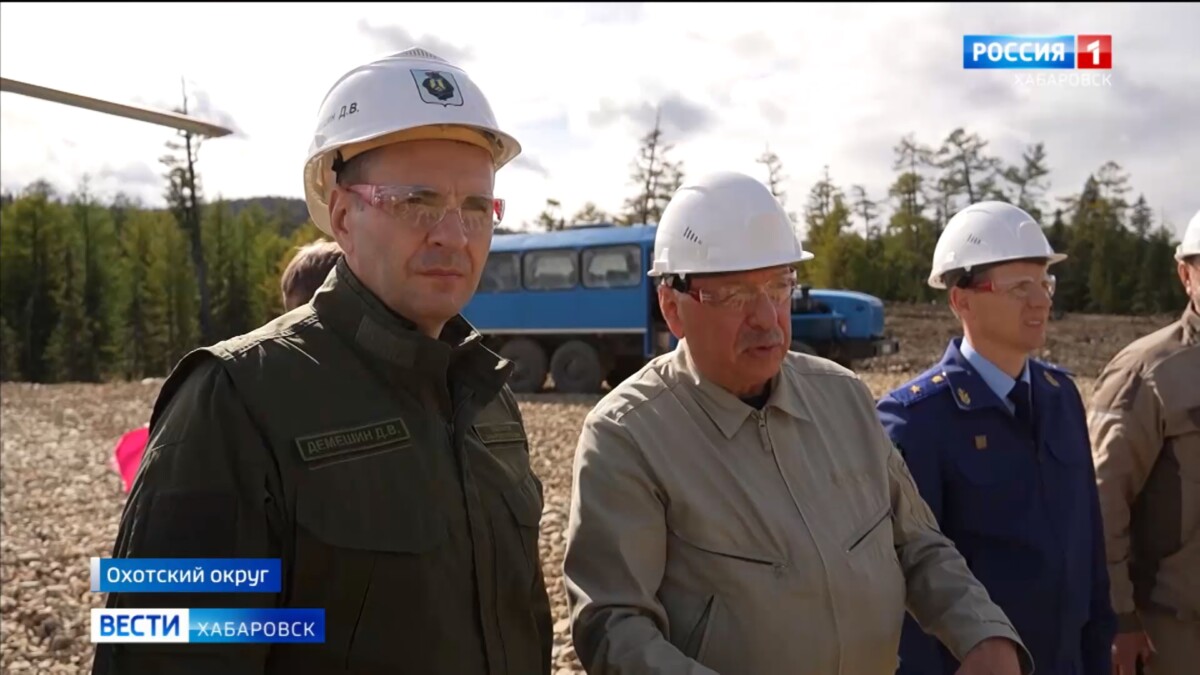 «Будем помогать»: Дмитрий Демешин осмотрел соцобъекты и промышленные предприятия на севере края