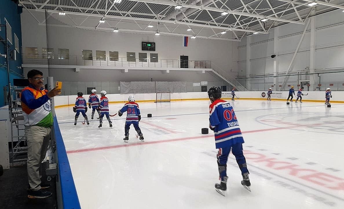 Кп спорт. Хоккей фото. Хоккей с мячом на льду. Мяч для хоккея с мячом. Хоккейный лед мяч.