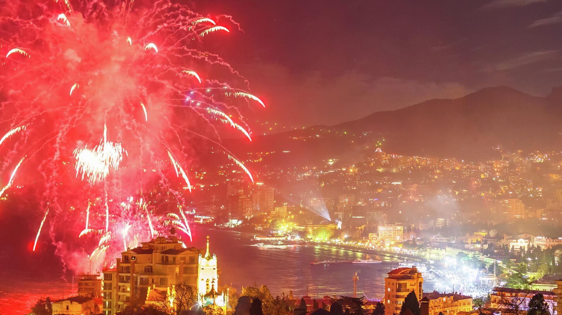Ялта новый год. Салют севастополь. День города ялта салют 2022. Севастополь новый год 2021. Салюты в новогоднюю ночь в крыму.