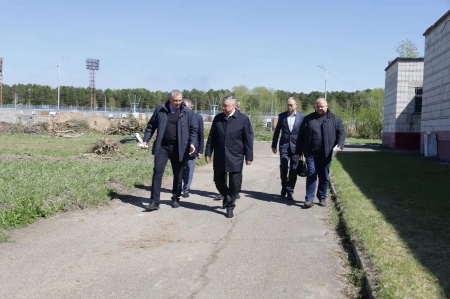 Мэр города провел выездное совещание на площадке строительства конькобежной круговой дорожки