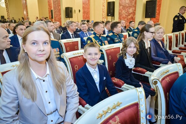 Дети, жена и экс-губернаторы в первом ряду: В Оренбурге прошла инаугурация Евгения Солнцева. Как это было?